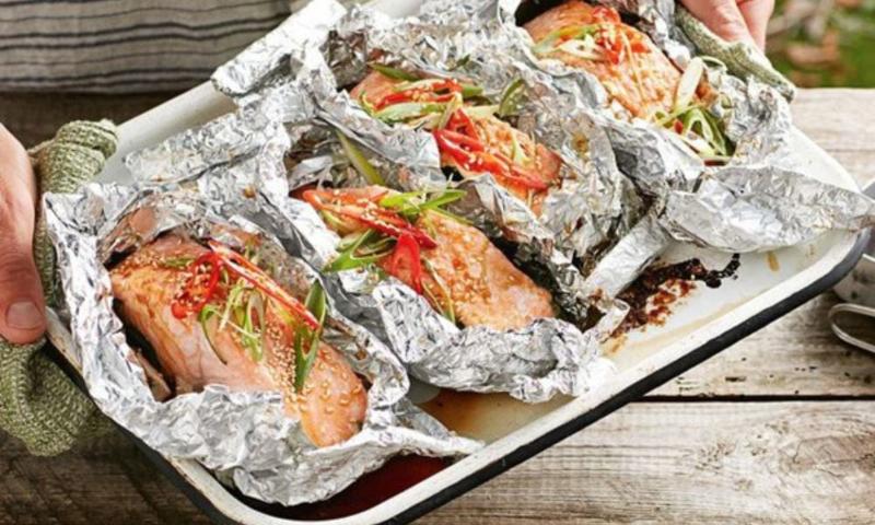 Công thức cá hồi nướng giấy bạc đơn giản dễ làm tại nhà, là một món ngon với cá hồi không thể bỏ qua